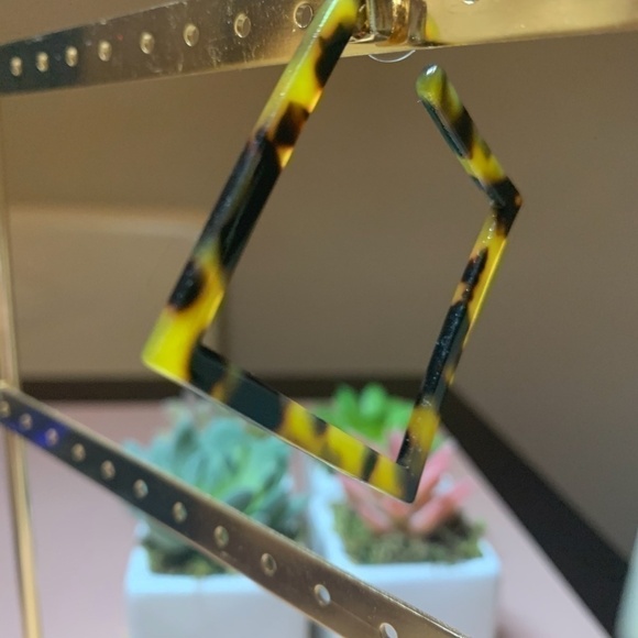 SALE💚 any 3 for $18 💚 Light & Dark Tortoise Acrylic Hoops Earrings - Picture 4 of 5